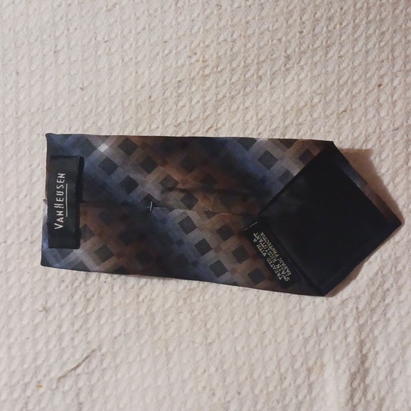 NWOT. Van Heusen Silk Tie. - Picture 2 of 3
